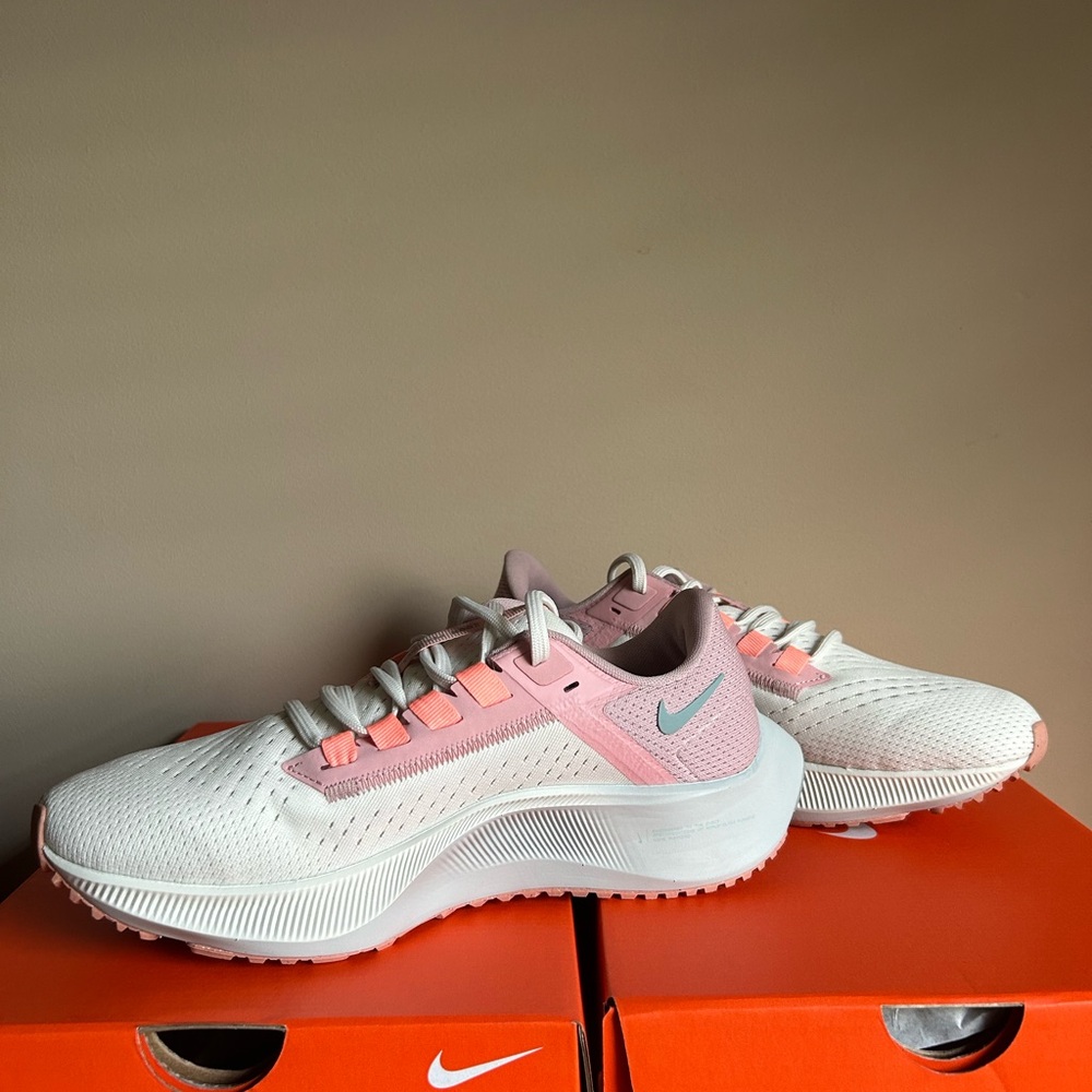 NIKE WOMENS AIR ZOOM PEGASUS 38 RUNNNING SHOES #CW7358 103 SIZE 8.5 - Picture 3 of 5